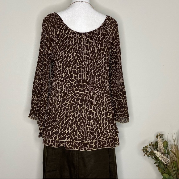 Braown and Tan abstract pattern tiered blouse - Picture 3 of 6